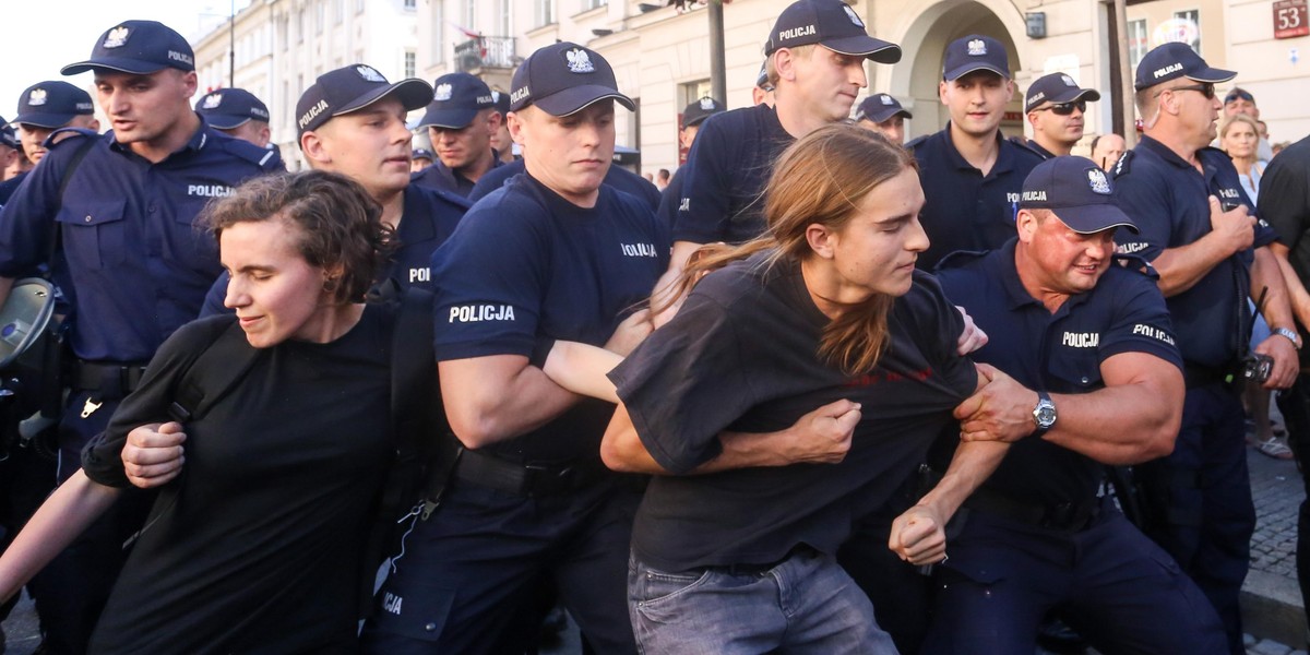 Marsz narodowców w Warszawie. Policja wynosiła protestujących