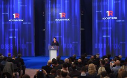 Premier podsumowuje rok rządów PiS: Nie zejdziemy, nasz plan zrealizujemy do końca