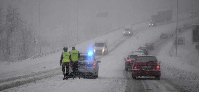 Ślisko na drogach. Śnieg i deszcz utrudniają jazdę samochodem. Gdzie jest najgorzej?