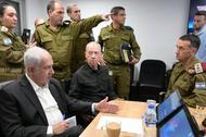 Premier Izraela Benjamin Netanjahu podczas narady z wojskowymi