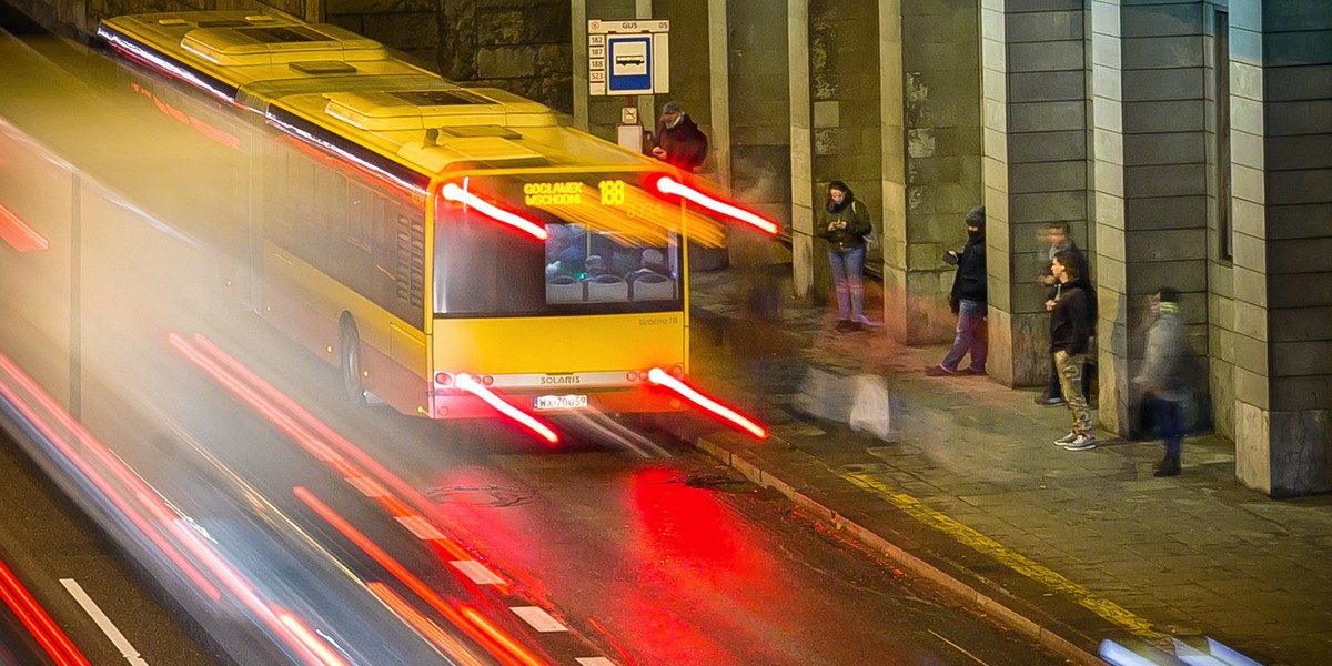 Przed rozpoczęciem pracy kierowcy autobusów miejskich są badani alkomatem. 