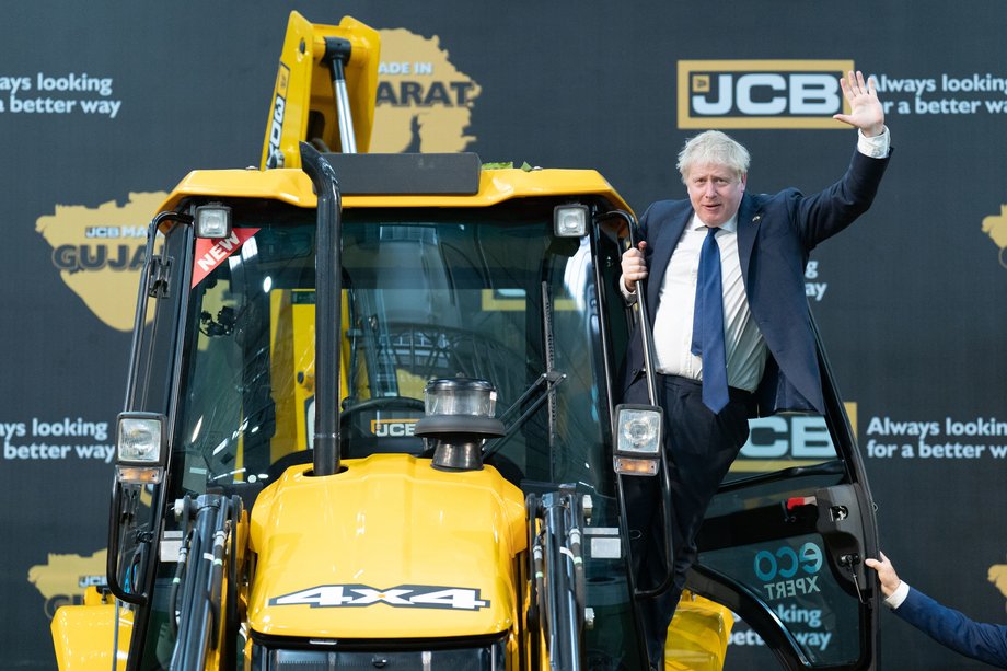 Boris Johnson w fabryce JCB w Gudźarat w Indiach