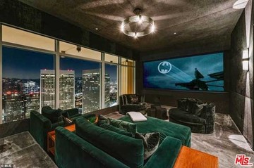 Matthew Perry Batman-inspirálta otthonára csak annyit mondunk, WOW