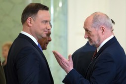 Andrzej Duda rozmawia z Antoni Macierewicz