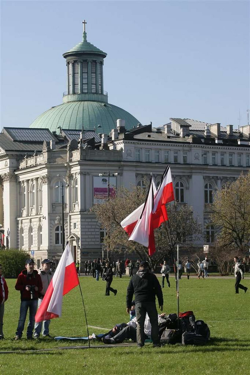 Ludzie zbierają się na Placu Piłsudskiego