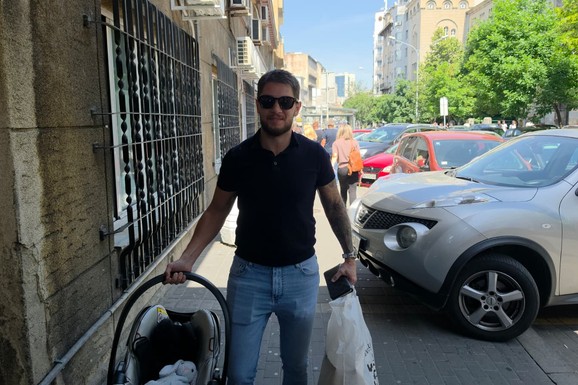 JOCA STEFANOVIĆ STIGAO PO ŽENU I SINA U PORODILIŠTE Pevač uzbuđen, nosi nosiljku i kesu sa stvarima: "Beba liči na mene"