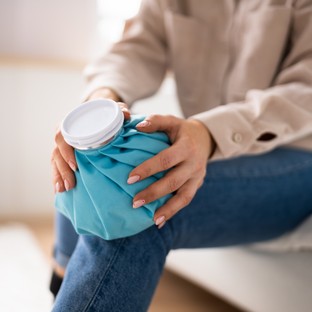Bokaficam, izomhúzódás, ízületi gyulladás: mikor használhat a hideg, mikor a meleg borogatás?