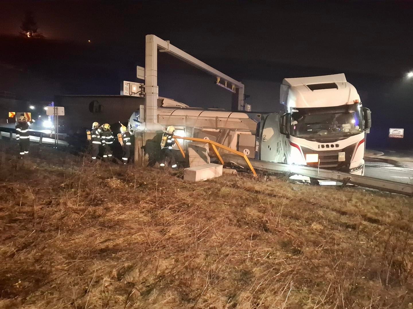 V okolí Svrčinovca došlo k úniku formaldehydu po nehode nákladného vozidla s prívesom ADR.
