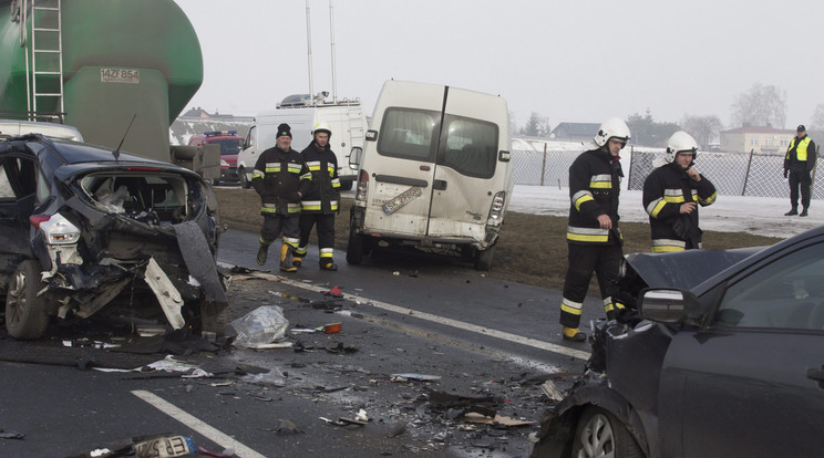 76 autó ütközött / Fotó: MTI