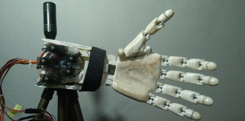 Studentka stworzyła protezę przyszłości. Ta ręka choć sztuczna, działa jak prawdziwa!