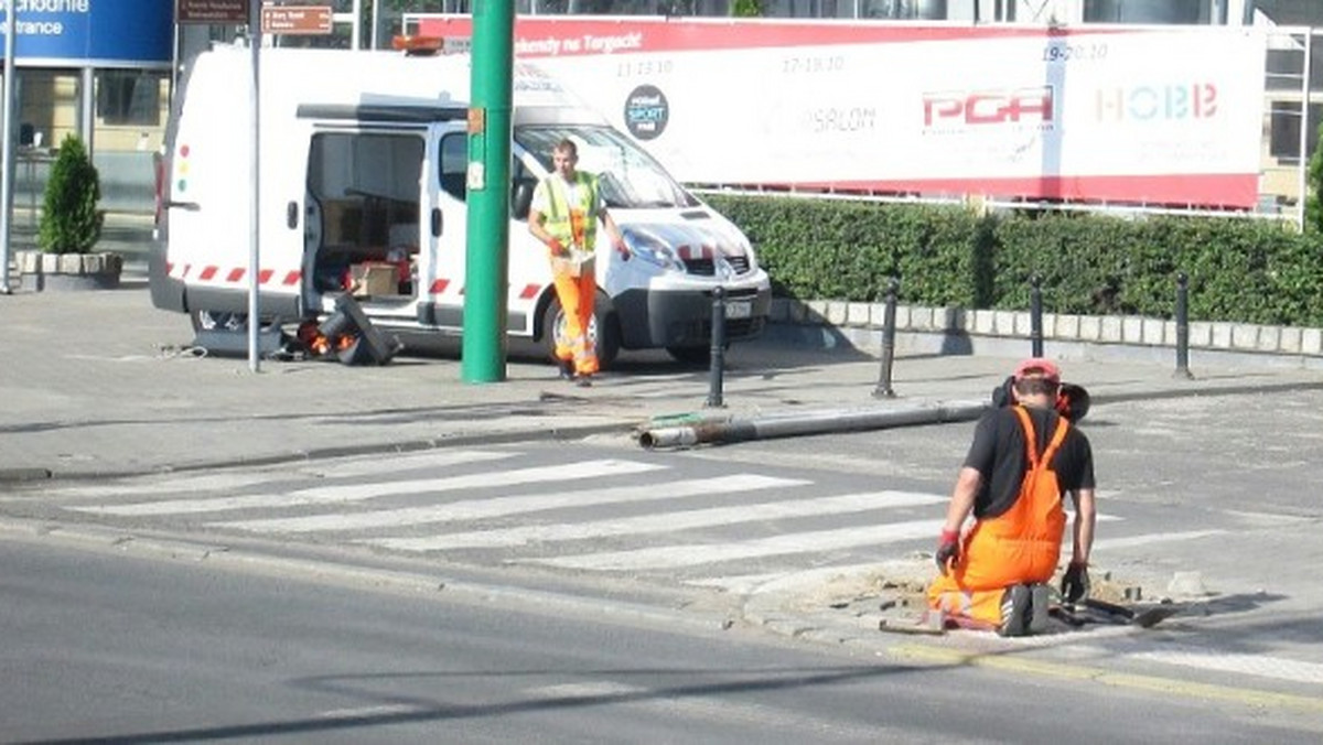 Drogowcy usunęli sygnalizację świetlną dla pieszych przy pasach na drodze przy wejściu do MTP, którą i tak nie jeździły żadne samochody.