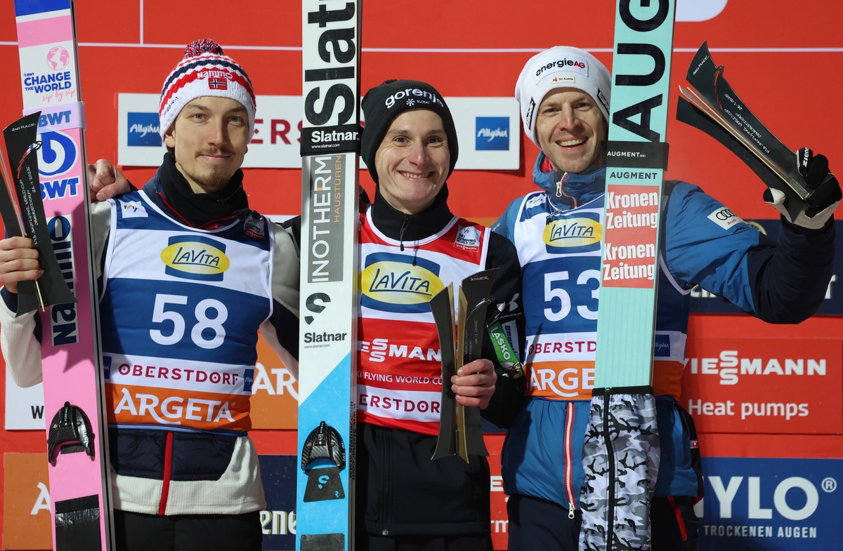Słoweniec Domen Prevc (c) wygrał zawody Pucharu Świata na mamuciej skoczni w niemieckim Oberstdorfie. Drugie miejsce zajał Norweg Johann Andre Forfang (L), a trzecie Austriak Michael Hayboeck (P)