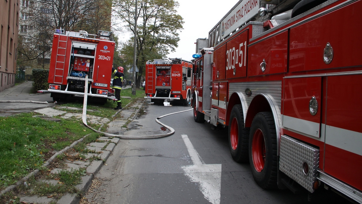 Dwie osoby zostały ranne, w tym jedna bardzo ciężko, w pożarze kamienicy przy ulicy Krochmalnej w Lublinie. Szybka interwencja strażaków pozwoliła zminimalizować straty materialne - podaje Radio Lublin.