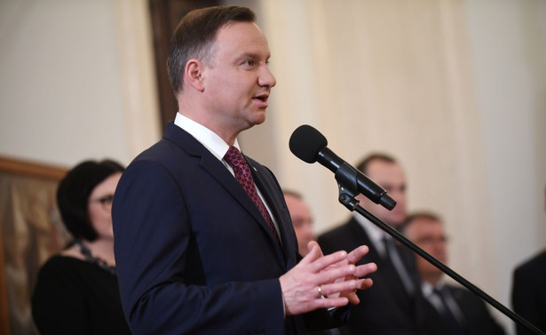 Prezydent razem z minister rodziny, pracy i polityki społecznej Elżbietą Rafalską i przewodniczącym NSZZ "Solidarność" Piotrem Dudą rozpoczął kampanię społeczno-informacyjną "Godny Wybór.