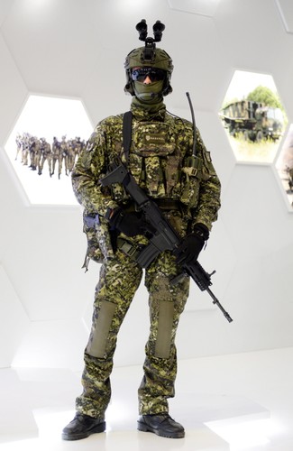 XXV Międzynarodowy Salon Przemysłu Obronnego potrwa do piątku. Pierwsza edycja wystawy odbyła się w 1993 r. Od tego momentu, przedsięwzięcie jest uważane za jedną z najważniejszych oraz największych tego typu imprez w Europie Środkowej. MSPO towarzyszą XXIII Międzynarodowe Targi Logistyczne 'Logistyka'.
<br>
W 2016 r. ekspozycję obejrzało ponad 22 tys. zwiedzających.
<br>
Honorowy patronat nad wydarzeniem objął prezydent Andrzej Duda.

<br><br><b>Na zdjęciu: </b>Żołnierz z karabinem Grot (karabin MSBS-5,56, czyli modułowy system broni strzeleckiej kaliber 5,56 mm - PAP)<br><br>
ban/ brw/ pru/<br>
fot. (cat/nlat) PAP/Piotr Polak