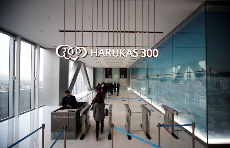 Goście wchodzą do Harukas 300, tarasu widokowego w budynku Abeno Harukas.