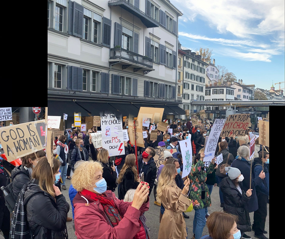 Zurych, Szwajcaria. Manifestacja solidarności z kobietami protestującymi w Polsce