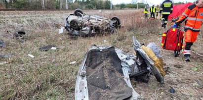 Tragedia na przejeździe kolejowym. Zginęło młode małżeństwo, ich malutka córeczka została ranna