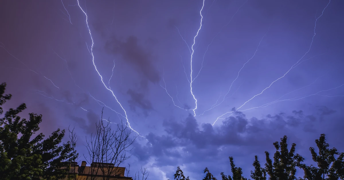 Wyłączanie sprzętu w czasie burzy. Czy podczas burzy trzeba wyłączać sprzęty z kontaktu? Odpowiedź może zaskoczyć