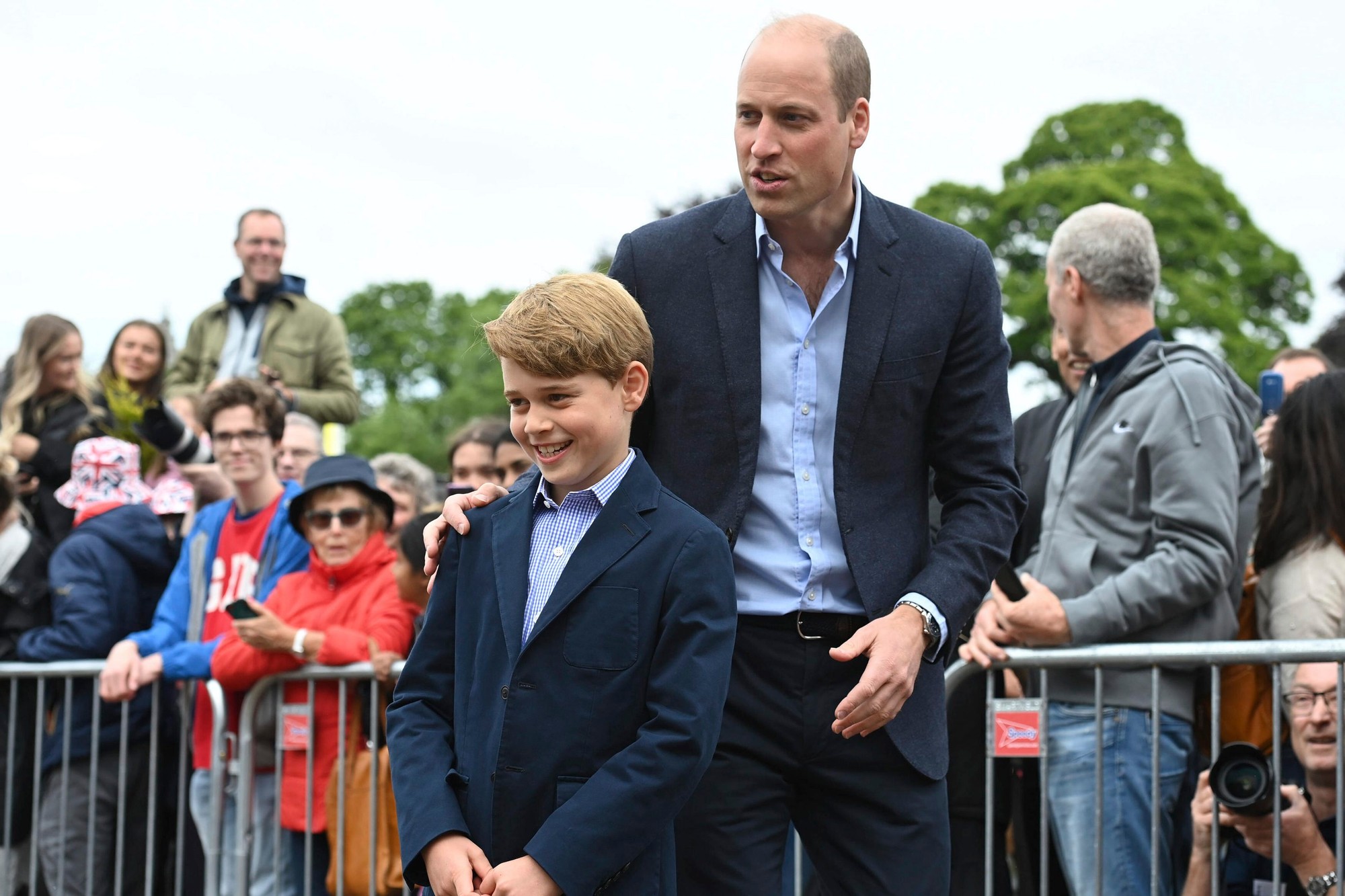 Princ George a princ William počas návštevy Cardiffu.