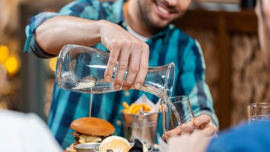 wraca pomysł darmowej kranówki w restauracjach. decydować mają gminy