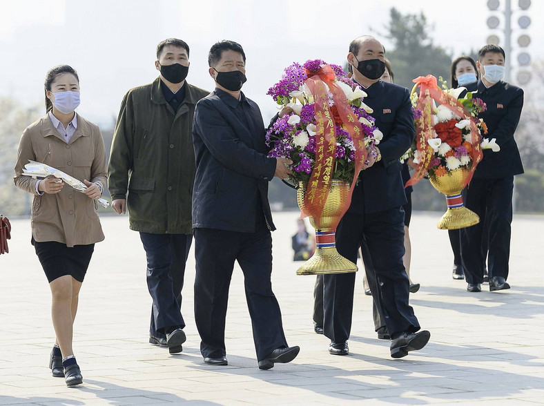 15 kwietnia. Ludzie składają kwiaty pod monumentem na wzgórzu Mansu w Pjongjang 
