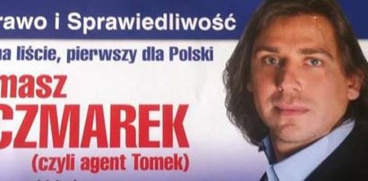 Agent Tomek na plakacie. O matko! Co on wypisuje?!