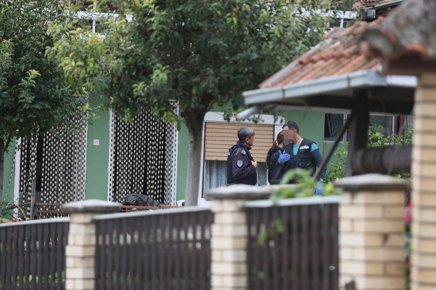 Uviđaj u kući gde su pronađena tela supružnika