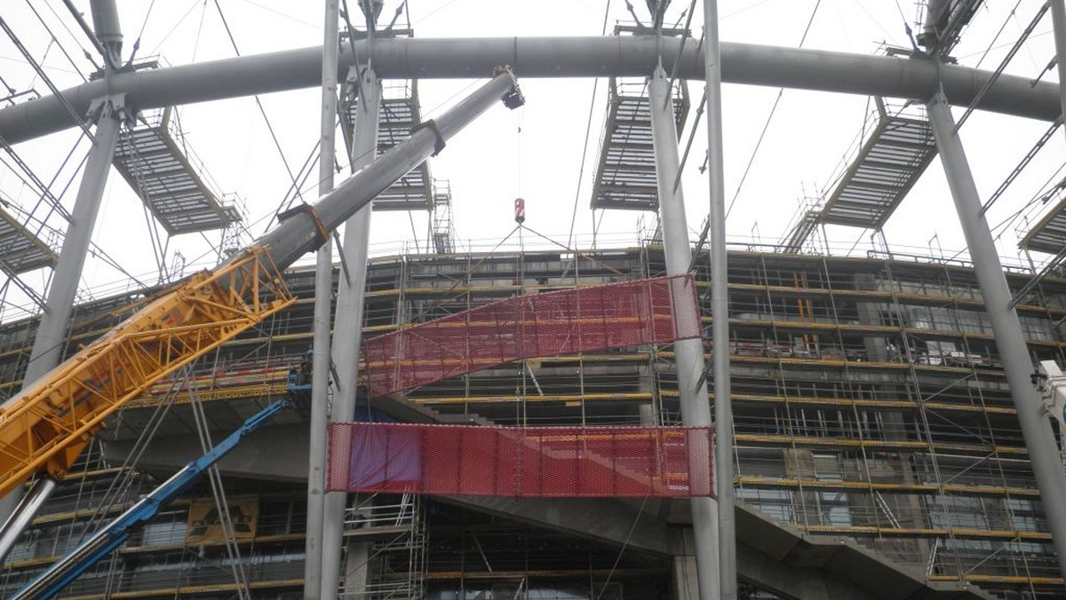 W dniu 11 lutego br. rozpoczął się montaż biało-czerwonej elewacji zewnętrznej Stadionu Narodowego w Warszawie.