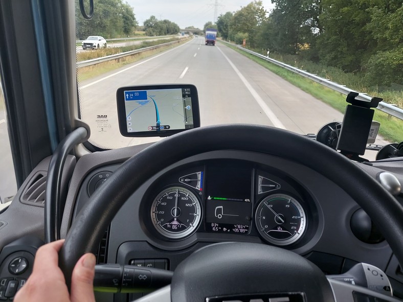 TomTom GO Expert 7. Jak prowadzi nawigacja dla ciężarówek? To sprzęt w