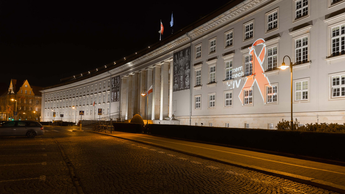 Coraz więcej Polaków ma  HIV. Na budynkach miast pojawią się ostrzegawcze czerwone wstążki