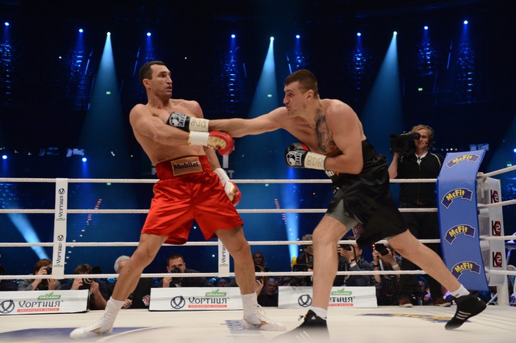 Zobacz jak Kliczko 'lał' Wacha. Polak jednak nie padł na deski