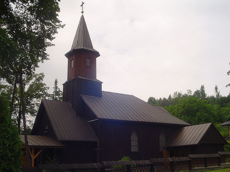 Kościół parafialny w Juszczynie pod wezwaniem Nawiedzenia Najświętszej Marii Panny. Wybudowano go w 1927 roku, w celu ochrony wsi przed kolejnymi katastrofami. Foto: Kokorik (licencja CC BY-SA 4.0)