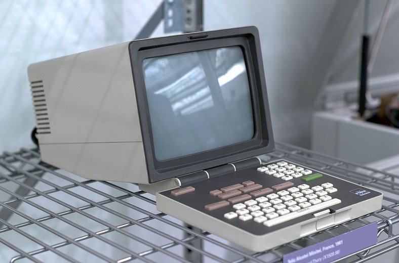 Urządzenie Minitel, francuski prekursor internetu. Zdjęcie: Joi Ito (Flickr: Minitel) [CC-BY-2.0 (http://creativecommons.org/licenses/by/2.0)], via Wikimedia Commons