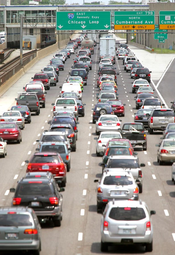 Ograniczenie środków na budowę nowych dróg w 2011 r., obietnice bezpłatnych przejazdów autostradowymi obwodnicami i problemy z wykonawcami autostrady A1 - to najważniejsze tematy w drogownictwie w 2010 r. Fot. Bloomberg