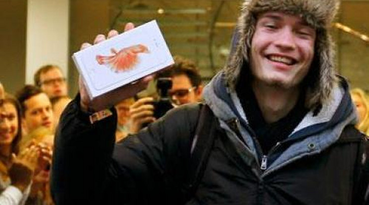 Öt napig sátrazott Dávid a müncheni üzlet előtt az új Iphone 6s-ért!