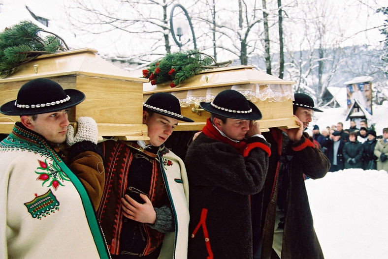 Pogrzeb ratowników TOPR Marka Łabunowicza i Bartka Olszańskiego (05.01.2002 r.), którzy zginęli 30.12.2001 r. pod lawiną, niosąc pomoc zaginionym turystom pod Szpiglasową Przełęczą