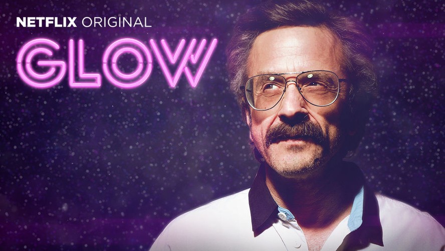 <strong>„Glow”, Netflix, data premiery: 23 czerwca</strong>
<br><br>
GLOW to serial na podstawie krótko emitowanego, ale uwielbianego programu z lat 80. Jest to fikcyjna opowieść o Ruth Wilder (Alison Brie), bezrobotnej aktorce żyjącej w Los Angeles w latach 80., która ma ostatnią szansę, by zostać gwiazdą. Tym razem może wzbić się na wyżyny spandeksowego świata wrestlingu kobiet. Ruth konkuruje z 12 innymi odmieńcami z Hollywood oraz z Debbie Eagan (Betty Gilpin) — byłą aktorką serialową, która porzuciła karierę na rzecz macierzyństwa. Życie Debbie nie poukładało się jednak zgodnie z doskonałym planem, dlatego musiała wrócić do pracy. Mentorem 14 kobiet podczas ich wspinaczki po szczeblach kariery wrestlingowej jest Sam Sylvia (Marc Maron) — skończony reżyser filmów klasy B, który nie stroni od kokainy.
GLOW został stworzony przez Liz Flahive („Homeland”, „Siostra Jackie”) i Carly Mensch („Siostra Jackie”, „Orange Is The New Black”, „Trawka”). Producentami wykonawczymi są: Jenji Kohan, twórca serialu „Orange Is the New Black”, i Tara Herrmann, a także Liz Flahive i Carly Mensch, które są również scenarzystkami serialu. W rolach głównych wystąpią  Alison Brie, Betty Gilpin, Marc Maron.