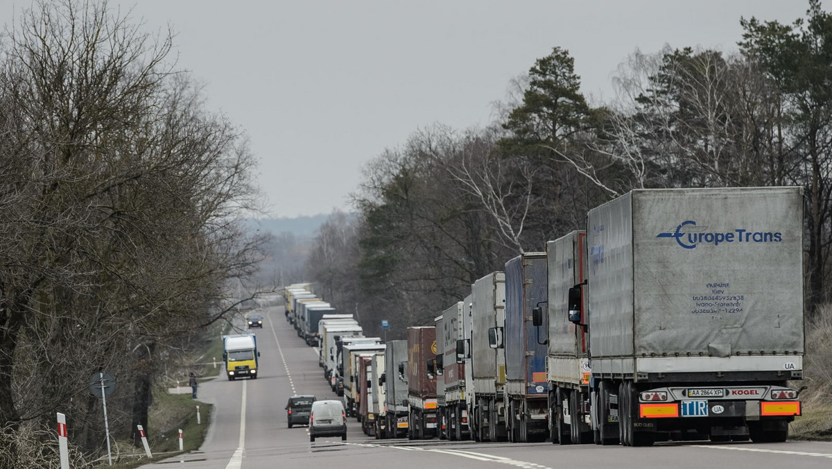Co najmniej trzydzieści godzin muszą czekać w kolejce do odprawy kierowcy TIR-ów wyjeżdżających na Białoruś. Wielokilometrowe kolejki ciężarówek stoją przed wszystkimi przejściami granicznymi.