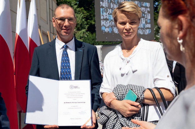 Marek Lenczewski i Ewa Szleszyńska podczas uroczystości wręczenia not identyfikacyjnych rodzinom 26 ofiar reżimów totalitarnych 12 sierpnia 2021 r. 