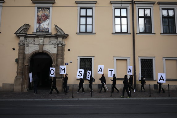 Strajk kobiet po wyroku TK w sprawie aborcji. Protestujący ułożyli napis "Dom Szatana" przed krakowską kurią