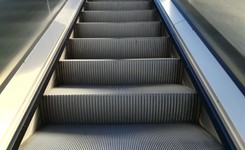 Chodzenie po ruchomych schodach jest niezgodne z instrukcją. W razie wypadku odszkodowania nie będzie