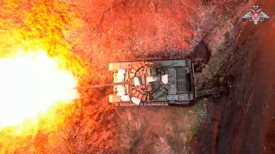 Ruski tenk puca na ukrajinske položaje blizu granice u Belgorodskoj oblasti 19. marta