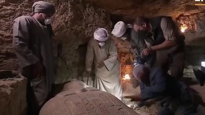 Döbbenet: élő adásban nyitottak fel egy 2500 éves egyiptomi szarkofágot – videó