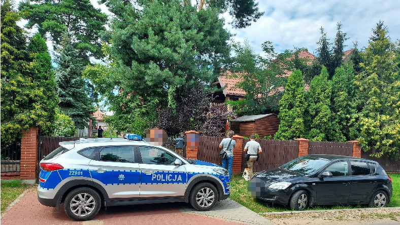 To w tym domu w podwarszawskim Kiełpinie znaleziono ciała małżeństwa.