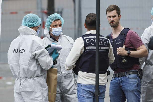 Napastnik ranił sześć osób, w tym policjanta, w ataku w piątek na rynku w centrum miasta podczas wydarzenia zorganizowanego przez krytyczny wobec islamu ruch Pax Europa (BPE).