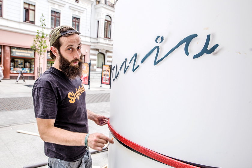 Lump ze Szczecina zamienia słupy teatralne w instalacje artystyczne z PRL-u