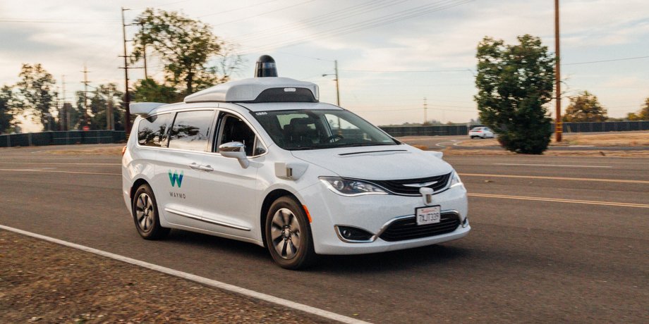 Autonomiczny Chrysler Pacifica należący do Waymo podczas testów pod koniec października 2017 roku