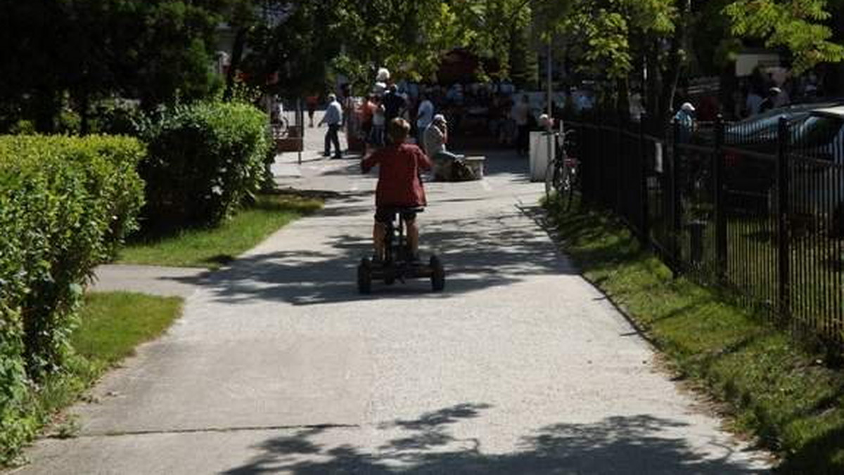 Dwie osoby poszkodowane przez elektryczne pojazdy, w tym jedna ze złamaniem śródstopia. Policja: to motorowery, nie powinny tu jeździć. Właściciel: mogą, przecież to wózki inwalidzkie.