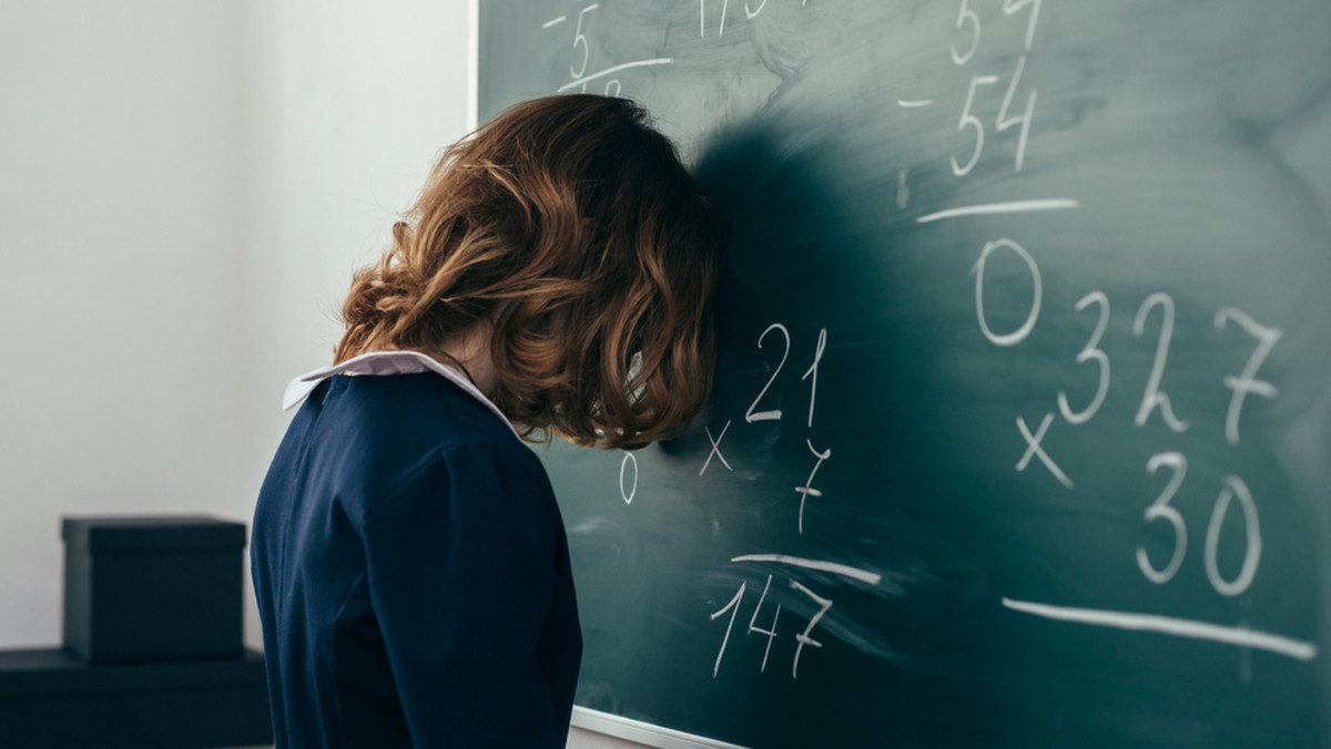 Rodzice dzieci z “podwójnego rocznika” przygotowują pozew zbiorowy przeciw państwu polskiemu za reformę edukacji.  Twierdzą, że dzieci były narażone na dodatkowy stres, ponieważ ich szanse na dostanie się do dobrych nowych szkół były mniejsze. Czy Twoje dziecko miało problem z dostaniem się do wybranej szkoły? Uczy się dziś w przepełnionej klasie,a  może ma kłopoty zdrowotne w wyniku stresu szkolnego? Podziel się z nami swoją opinią. Zachęcamy do nadsyłania listów.